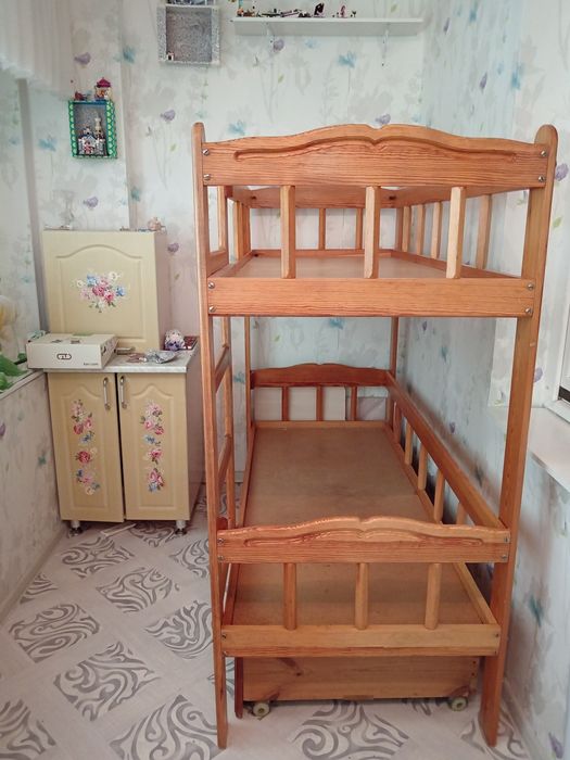 Продам кровать двухярусную деревянную