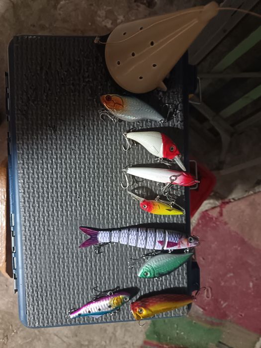 Продам спиниг крокодил в сборе набор воблеров, кормушку.