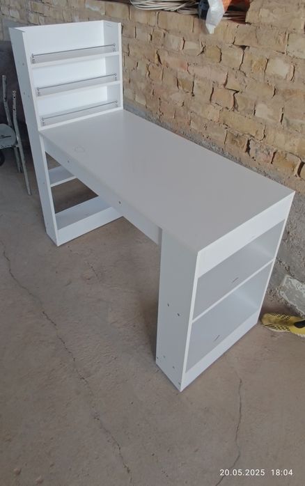 Маникюрный стол продаётся.