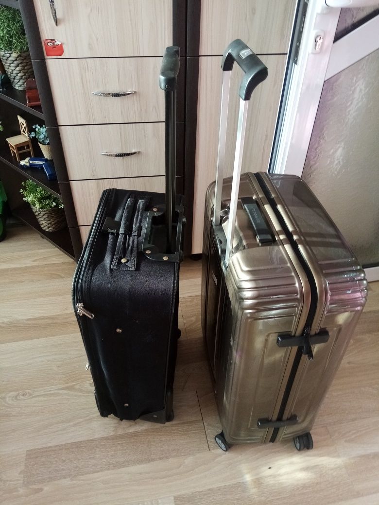Три броя куфари.  .
