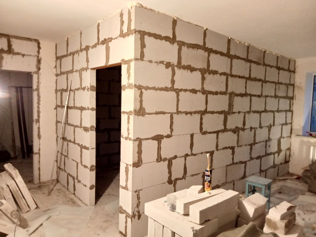 Кладка газоблока стен и меж комнатных перегородок.