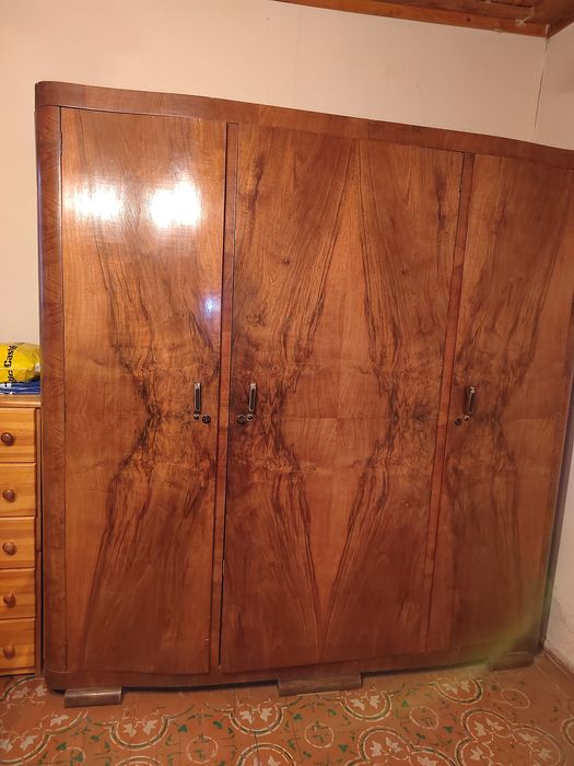 Стар гардероб трикрилен от орех