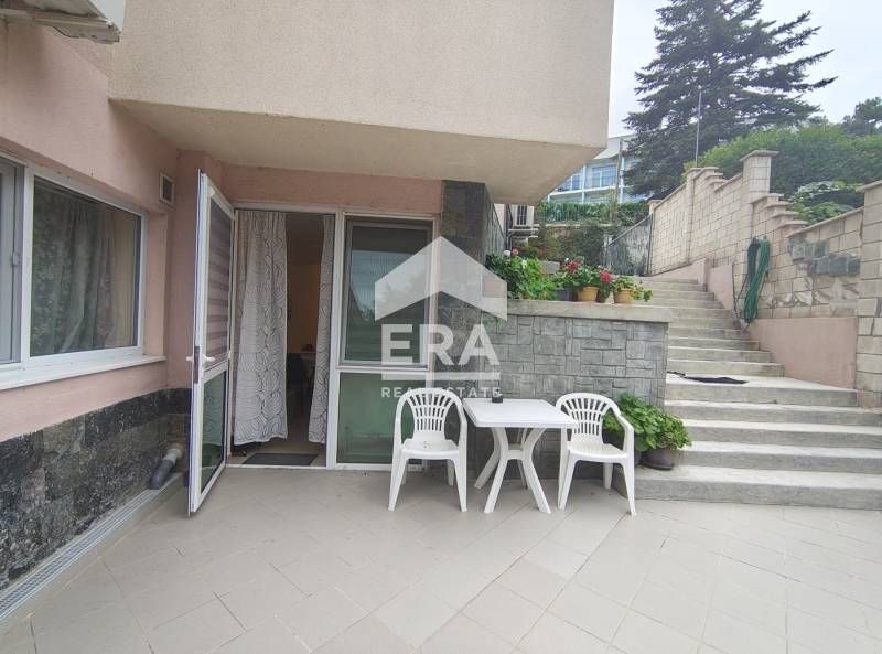 Едностаен обзаведен апартамент под наем, със собствен двор и паркомяст