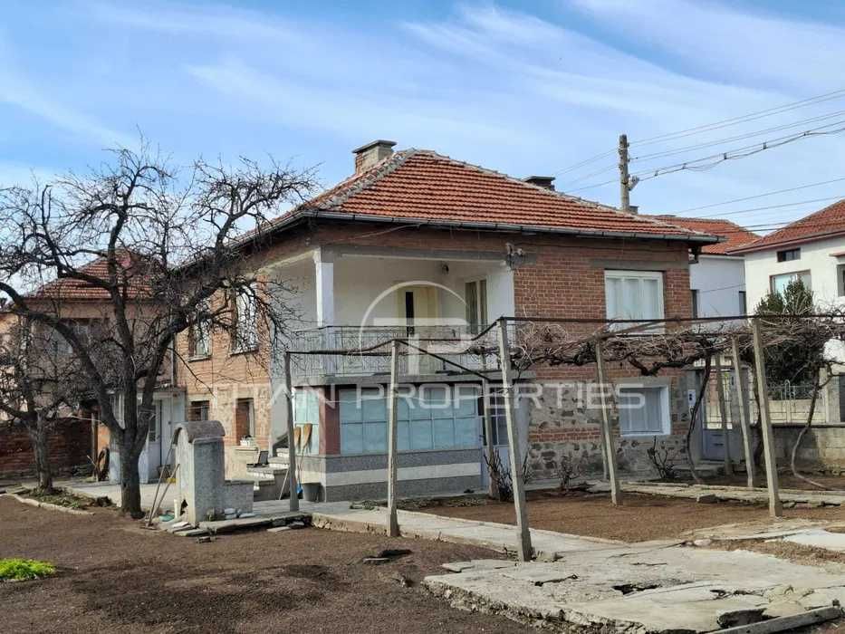 Двуетажна къща в Чешнегирово