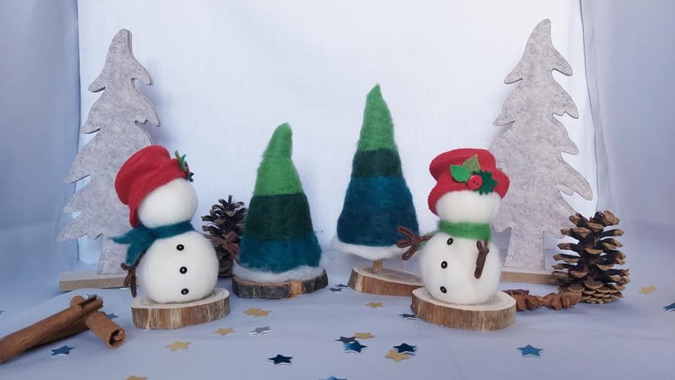 Decorațiune de Crăciun din lână merinos, oameni de zăpadă si brăduți