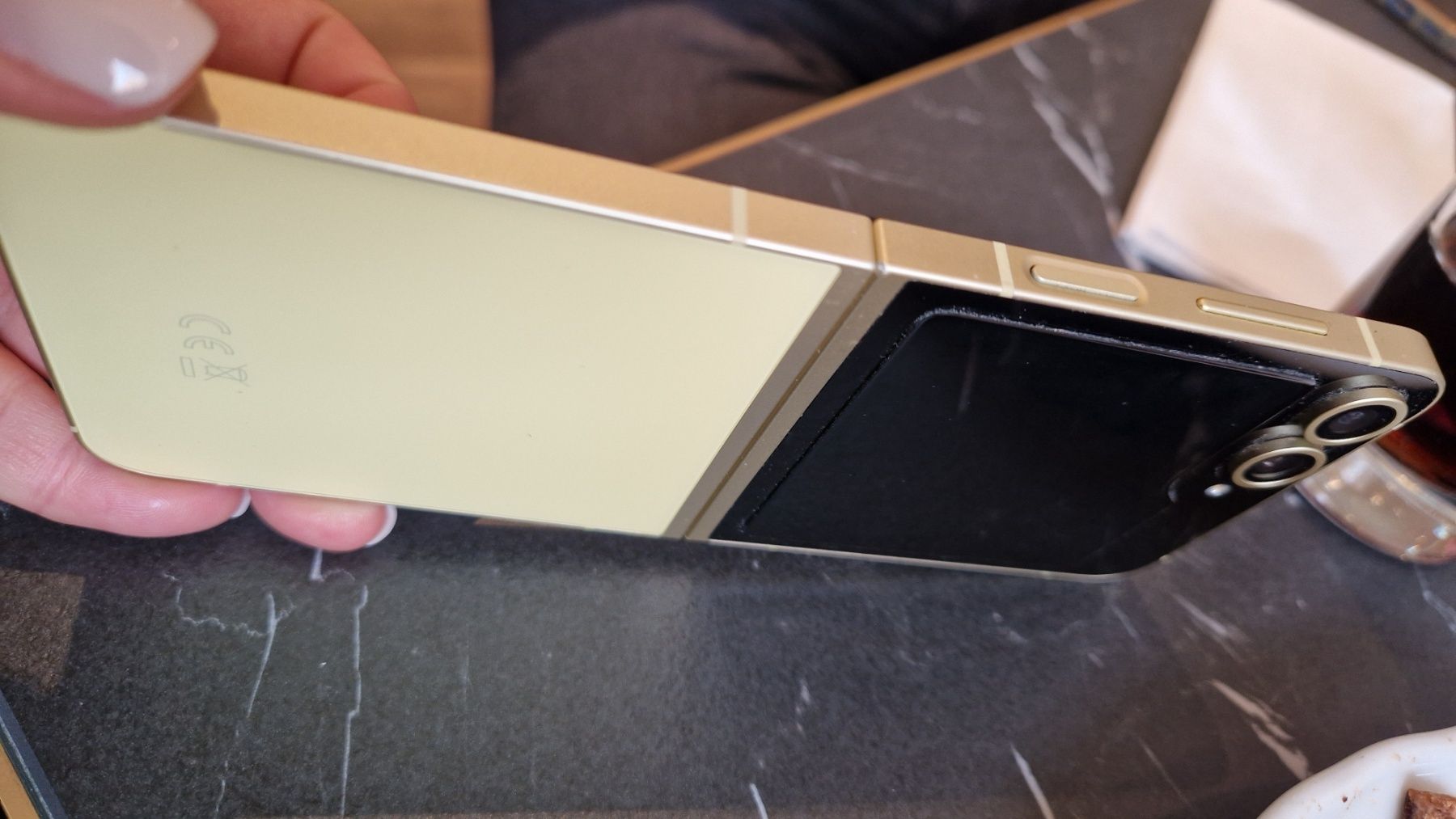 Samsung Z flip 6 / 256 GB / 5G /  Yellow в гаранция