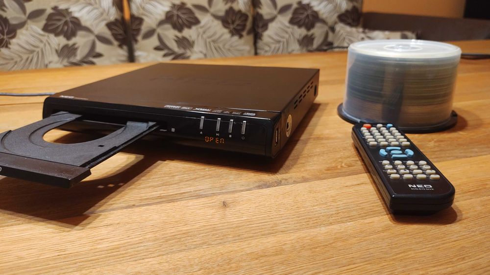 DVD Neo DVD-E70 DIVX с USB и подарък 50 диска.