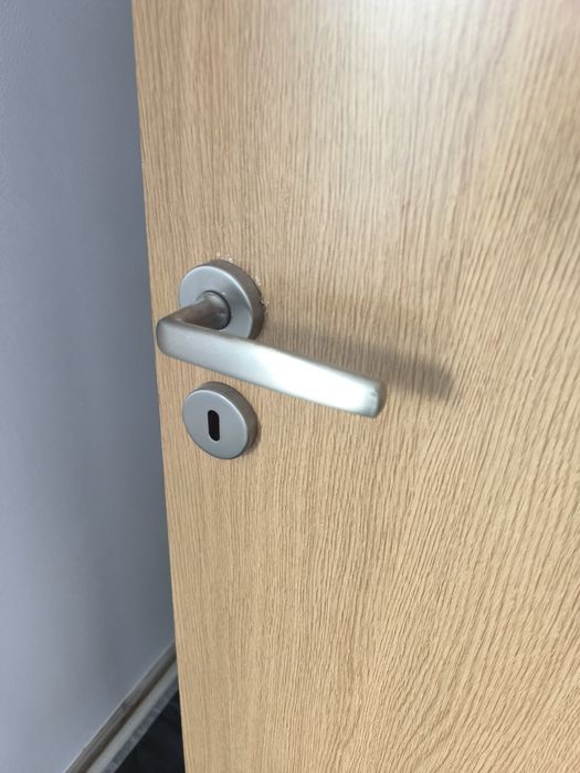 Vând uși stejar   in stare foarte bune