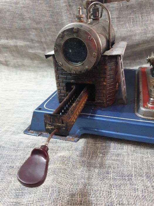 Старинни-  кръчмарска  мелница кафе и Действащ модел  на парна машина