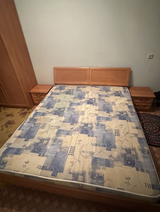 Продам двуспальную кровать с прикроватными тумбочками (2шт)