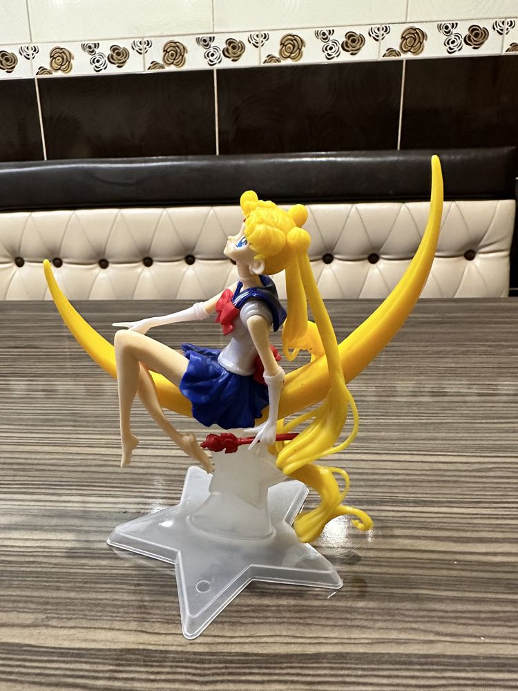 Figurina Sailor Moon pe Luna 18cm