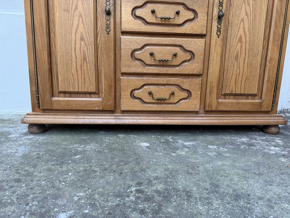 Скрин от масивно дърво с чекмеджета и рафтове