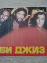 2 discuri vinil casa MELODIA- Bee Gees, The three Degrees