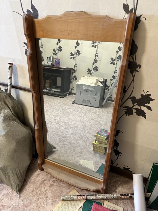 Зеркало с деревянной рамкой