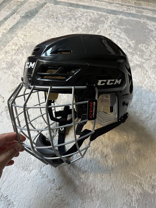 хоккейным шлем.