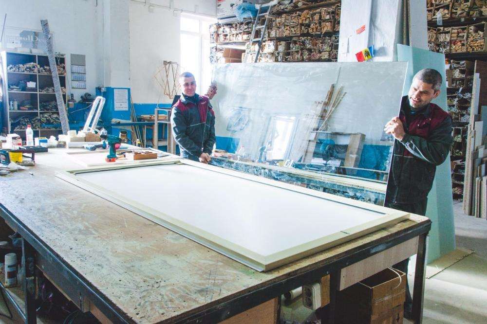 Bucati medii de sticla necesita reconditionare(taiere cu diamantul, et