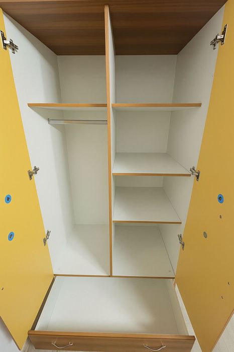 Mobilier tip biblioteca cu birou