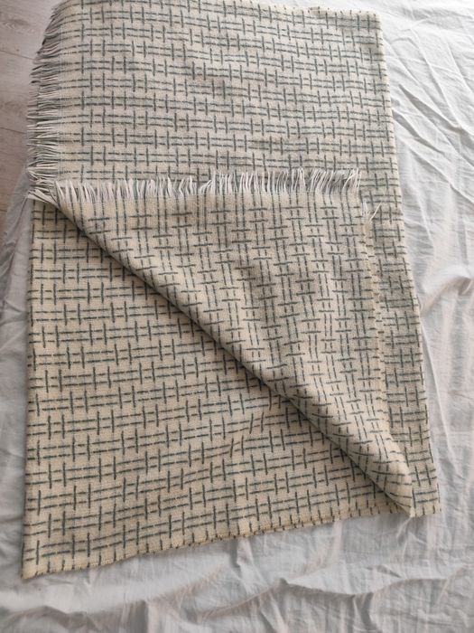 Светъл кашмирен шал, много топъл, подходящ и за подарък