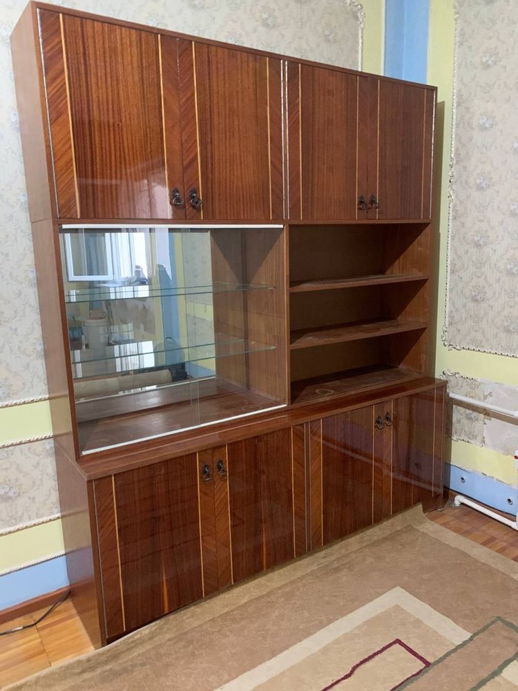 Сервант в хорошем состоянии