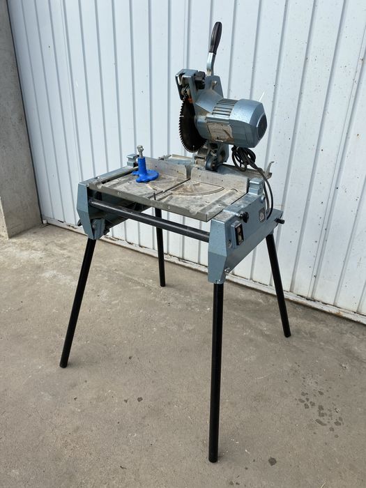 Circular cu masa Elu