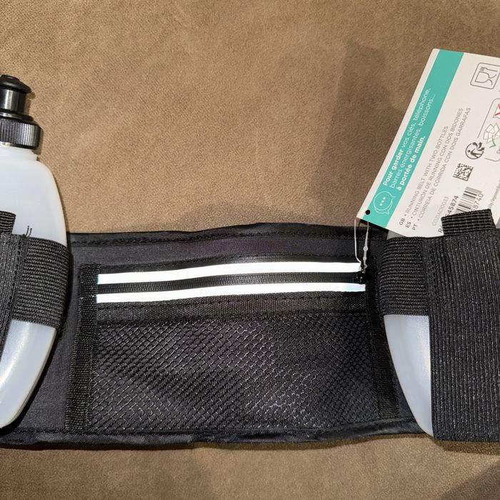 Спортен колан за бягане с две бутилки за вода.