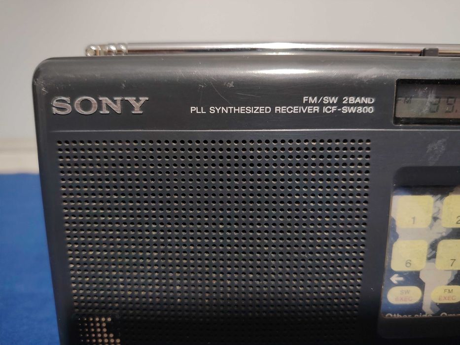 SONY ICF-SW800 radio, cu cartele pentru posturi de radio