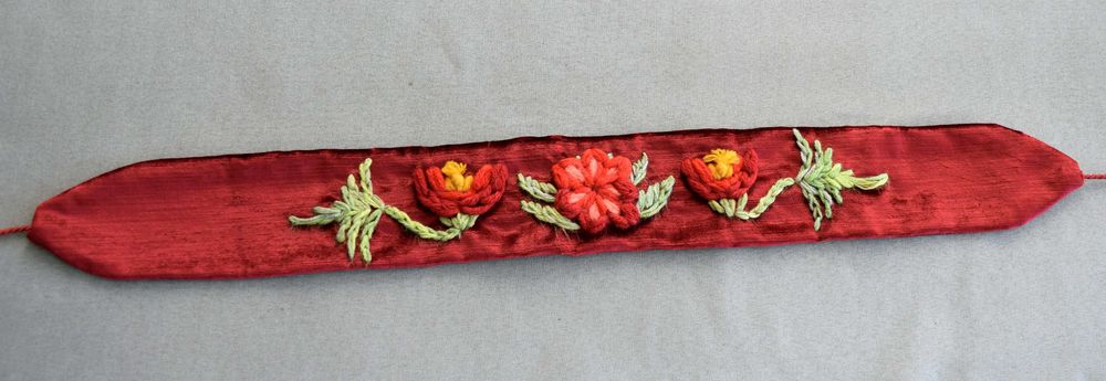 Brau de catifea cu flori cusute manual