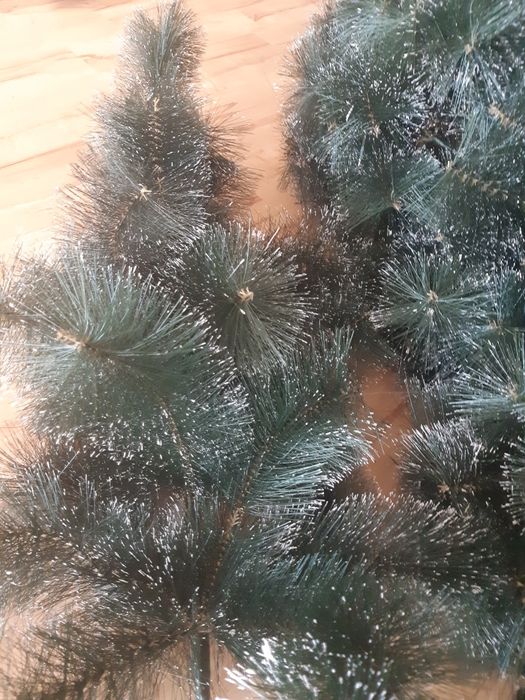 Продам ЁЛКА Новогодняя искусств  новая средней высоты