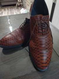 Туфли мужские, коричневого цвета,под крокодила,