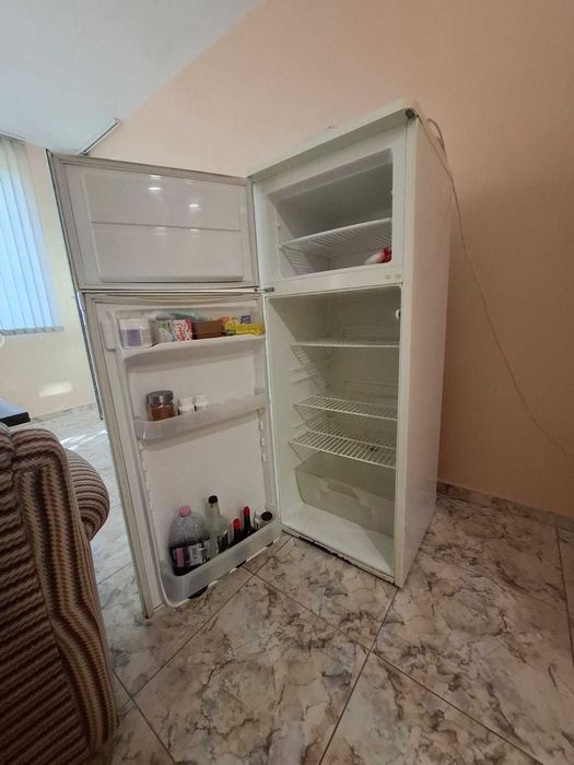 Хладилник ZANUSSI с горна камера, като нов!