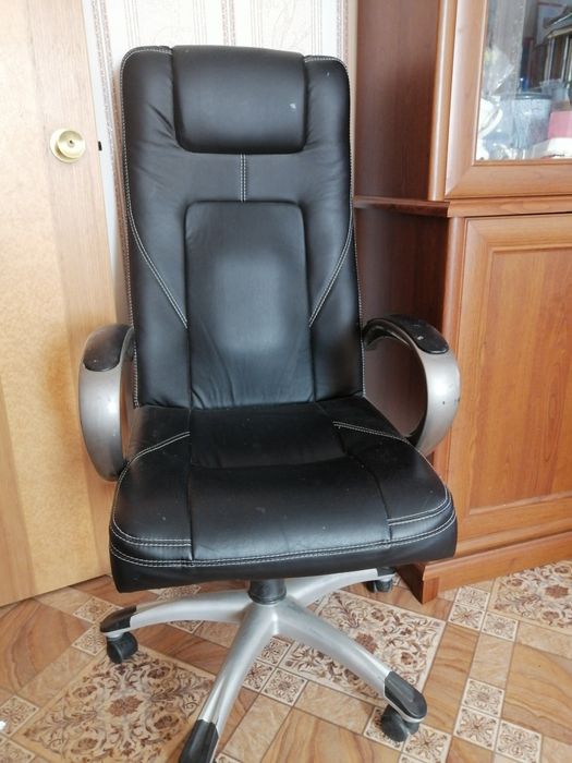 Офисное кресло черное