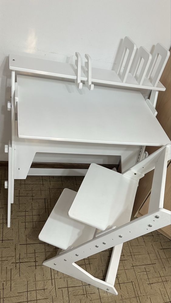Продам школьную парту со стулом