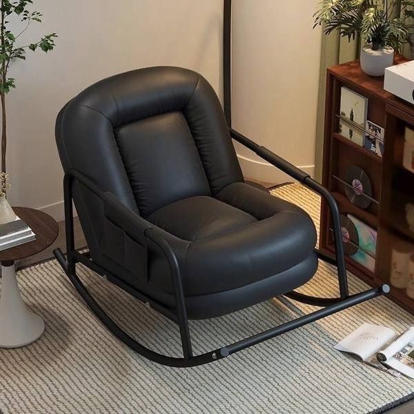 Кресло-качалка с мягкими подушками и металлическим каркасом