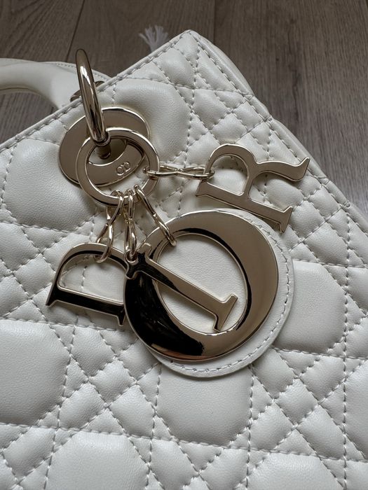 Чанта Lady Dior Medium цвят latte