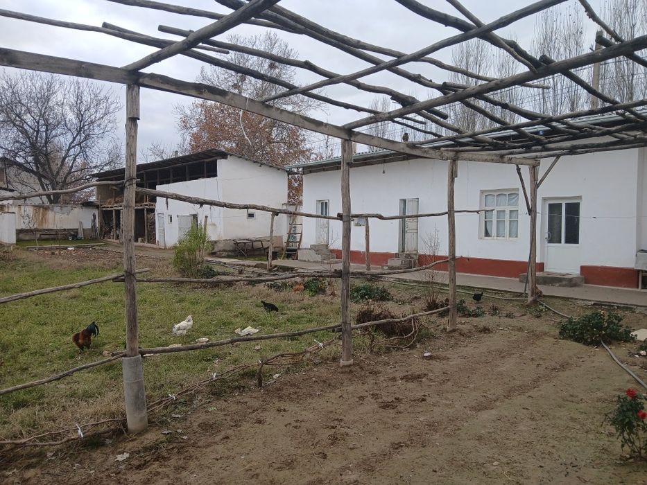 Уй сотилади 18 сотих веременка хомом кладовка 2 етаж молхона туалет