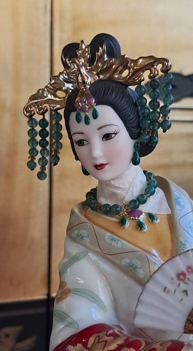 Порцеланова фигура на LENA LIU Колекционерска