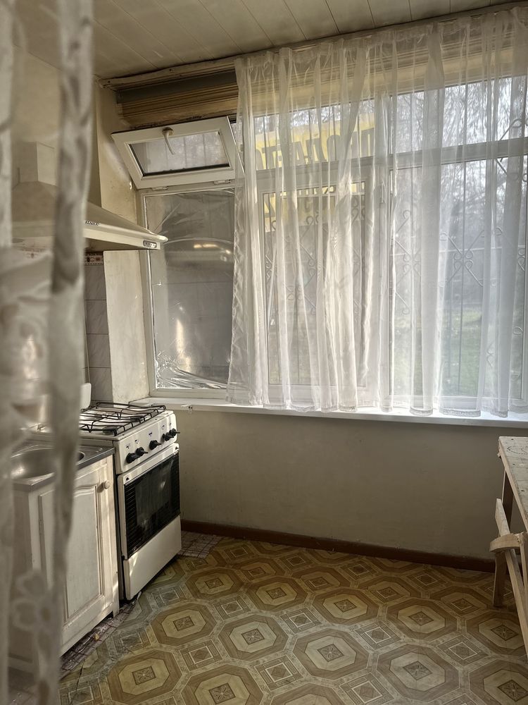 Продам можно под офис 2хкомнатная , 1-й этаж, не торец, массив Ялангач