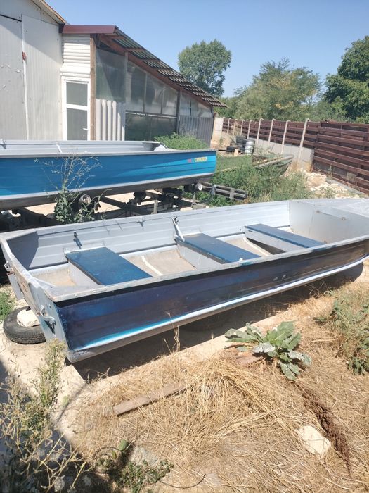 Vând 2 bărci model canadian