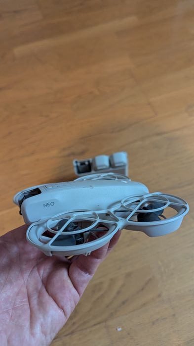 DJI NEO  3 baterii și încărcător