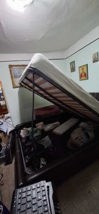 Pat cu somiera si tapiterie de piele