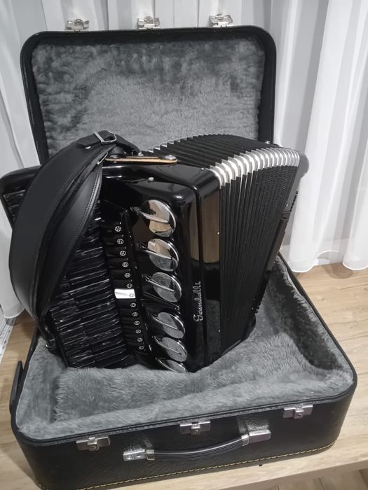 Vând acordeon Scandalli Brevetto