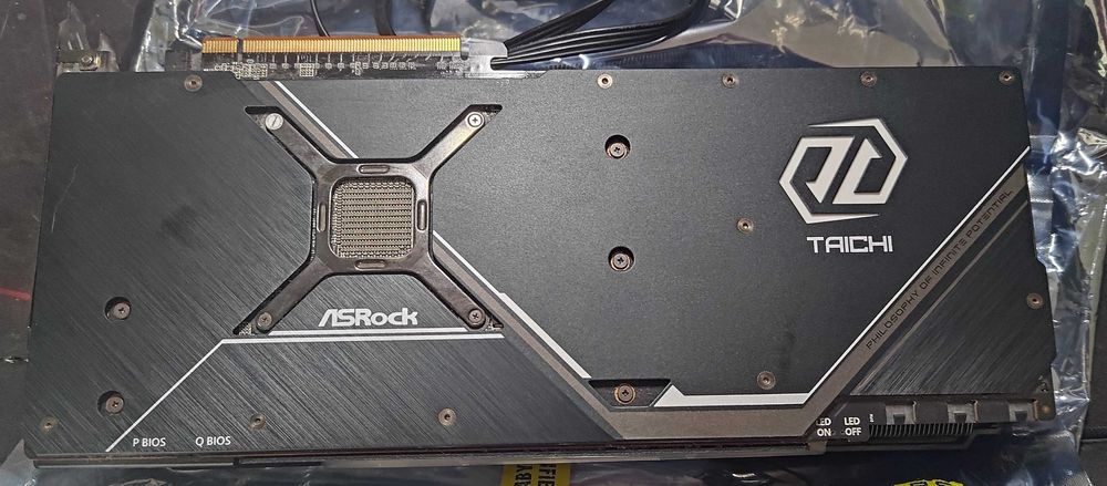 Продавам ASRock RX 6800 XT Taichi X - 16 GB в отлично състояние