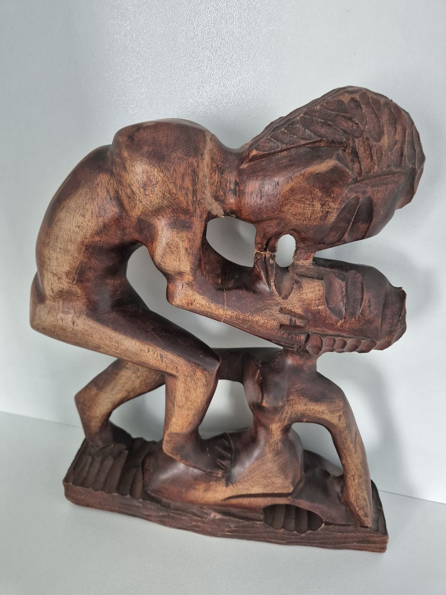Statueta veche sculptata
