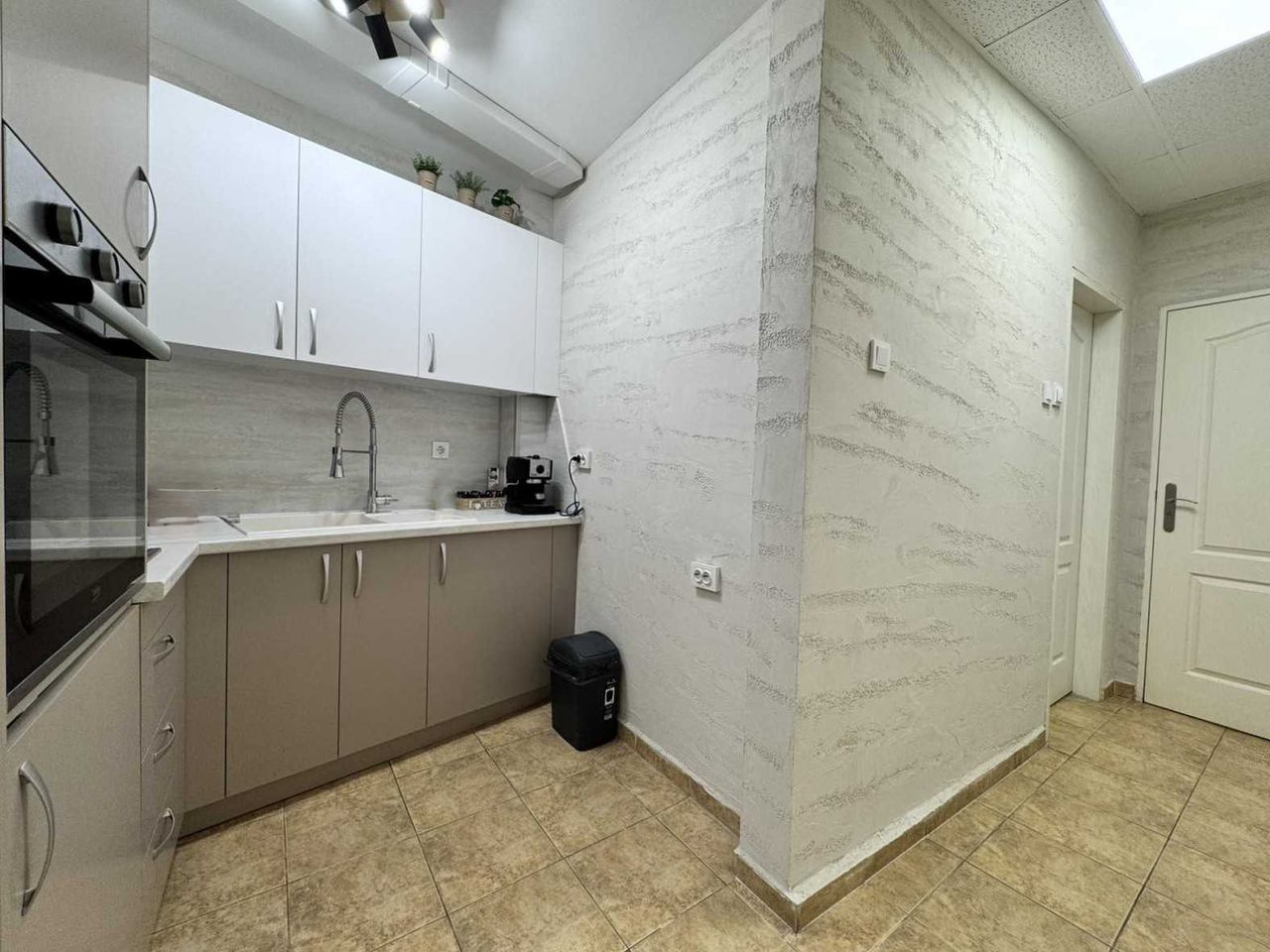 Продава се Тристаен апартамент в Русе, Център - 110 кв.м за 1555 €/кв.м - Снимка #4