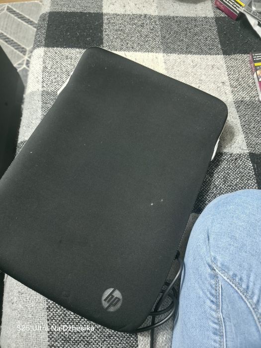 Лаптоп HP със зарядно и калъф
