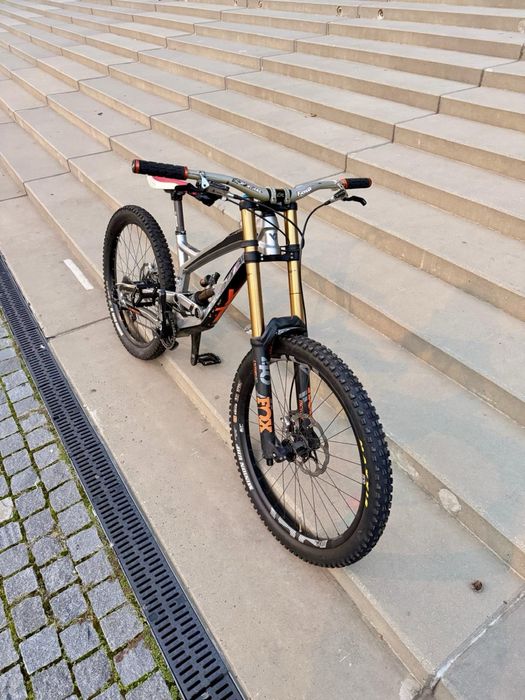 YT Tues CF Pro Race carbon downhill