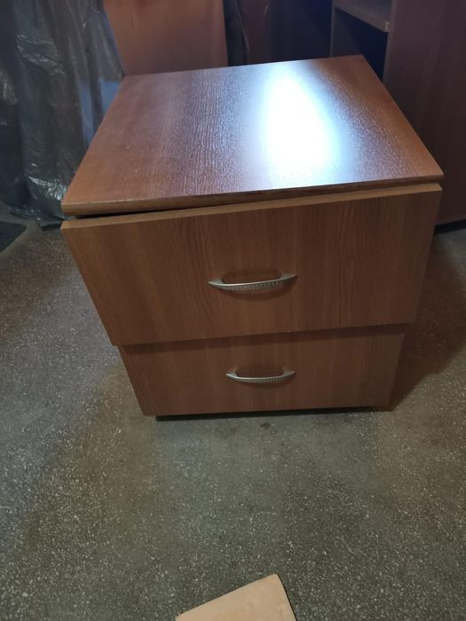 Birou din lemn cu mai multe rafturi plus comoda cu doua sertare