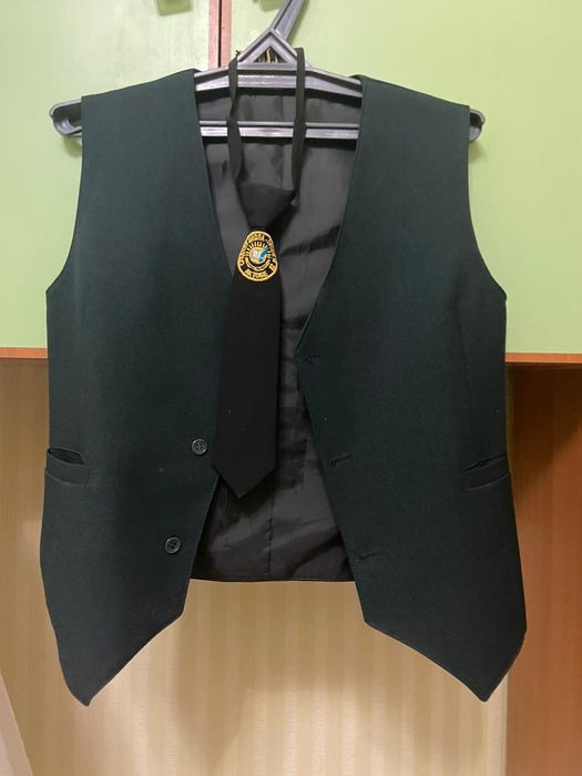 Темно зеленая жилетка 2 штуки