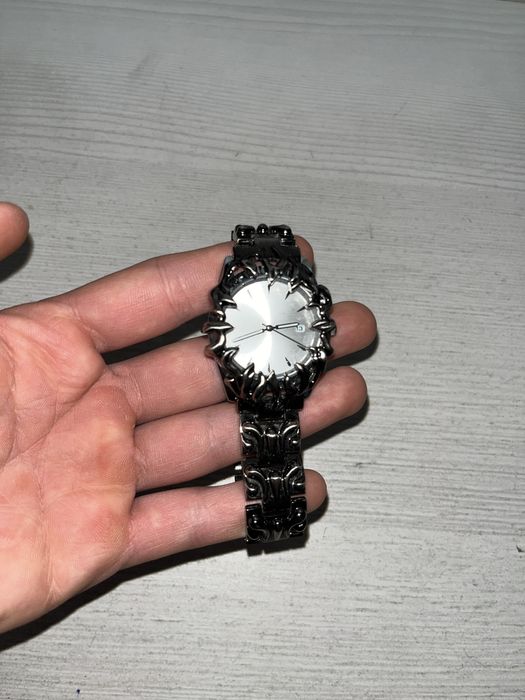 Часы в стиле Y2K