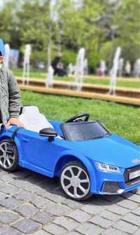 Mașina electrică Audi albastra
